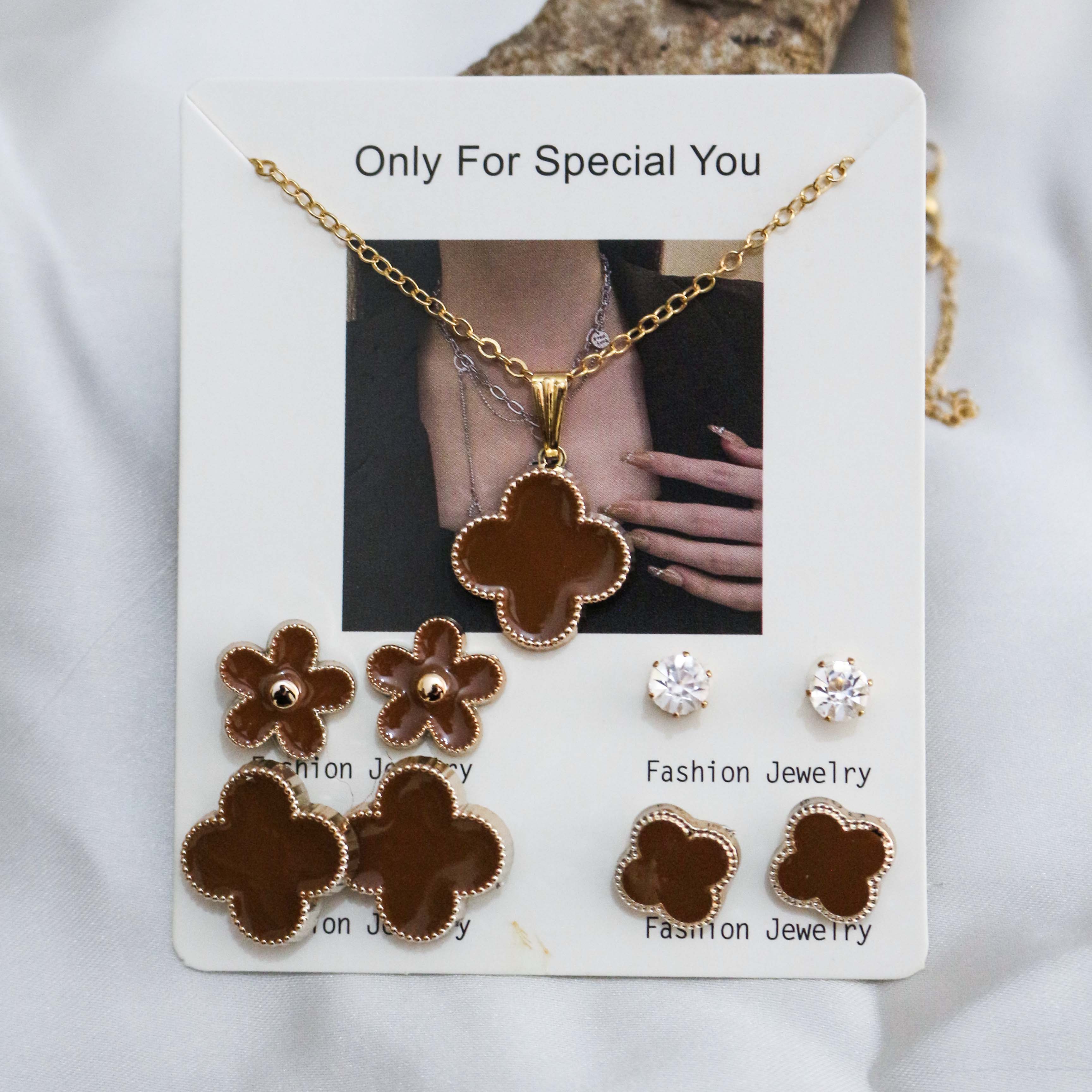 Jewelry set with flowers
