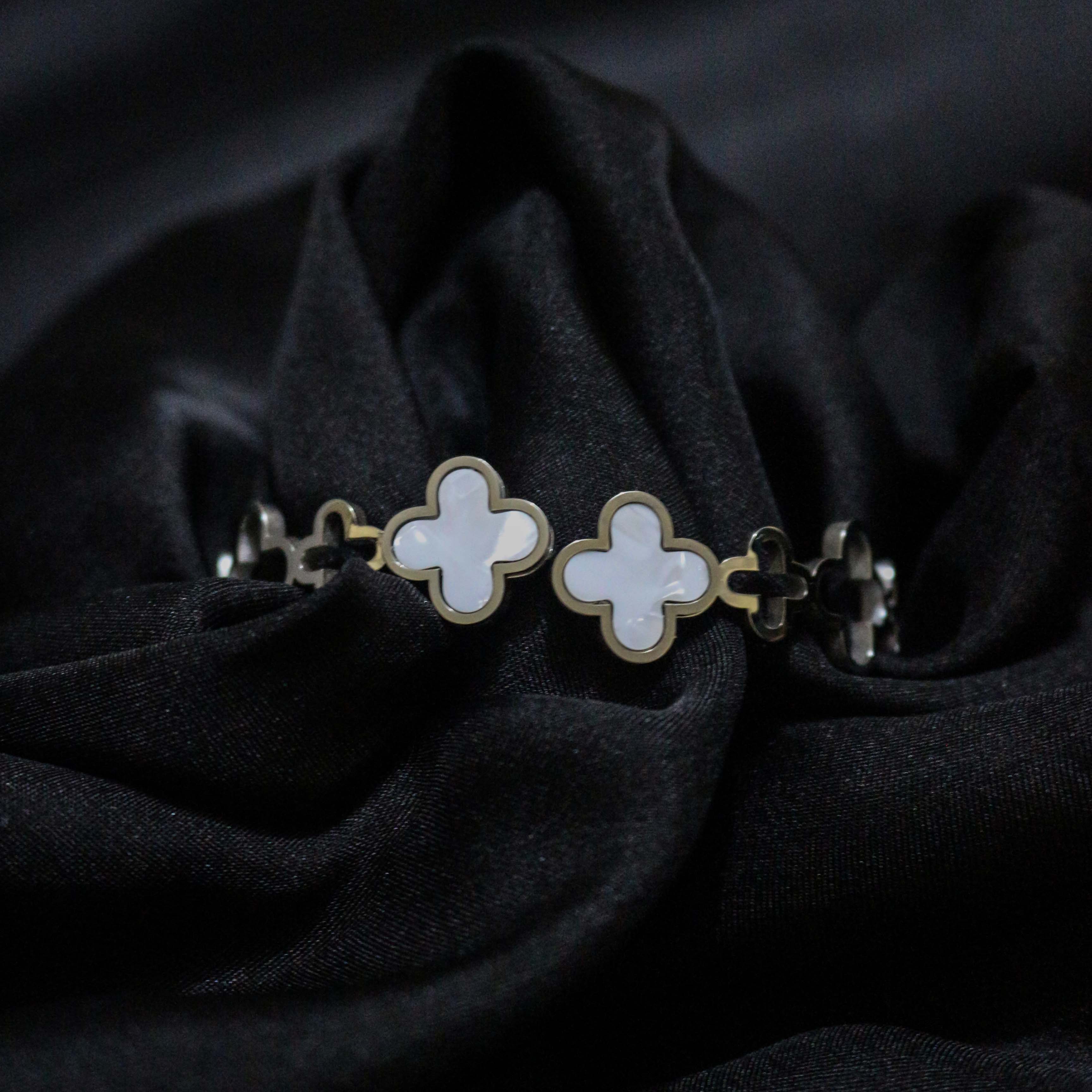 Bracelet with floral designs