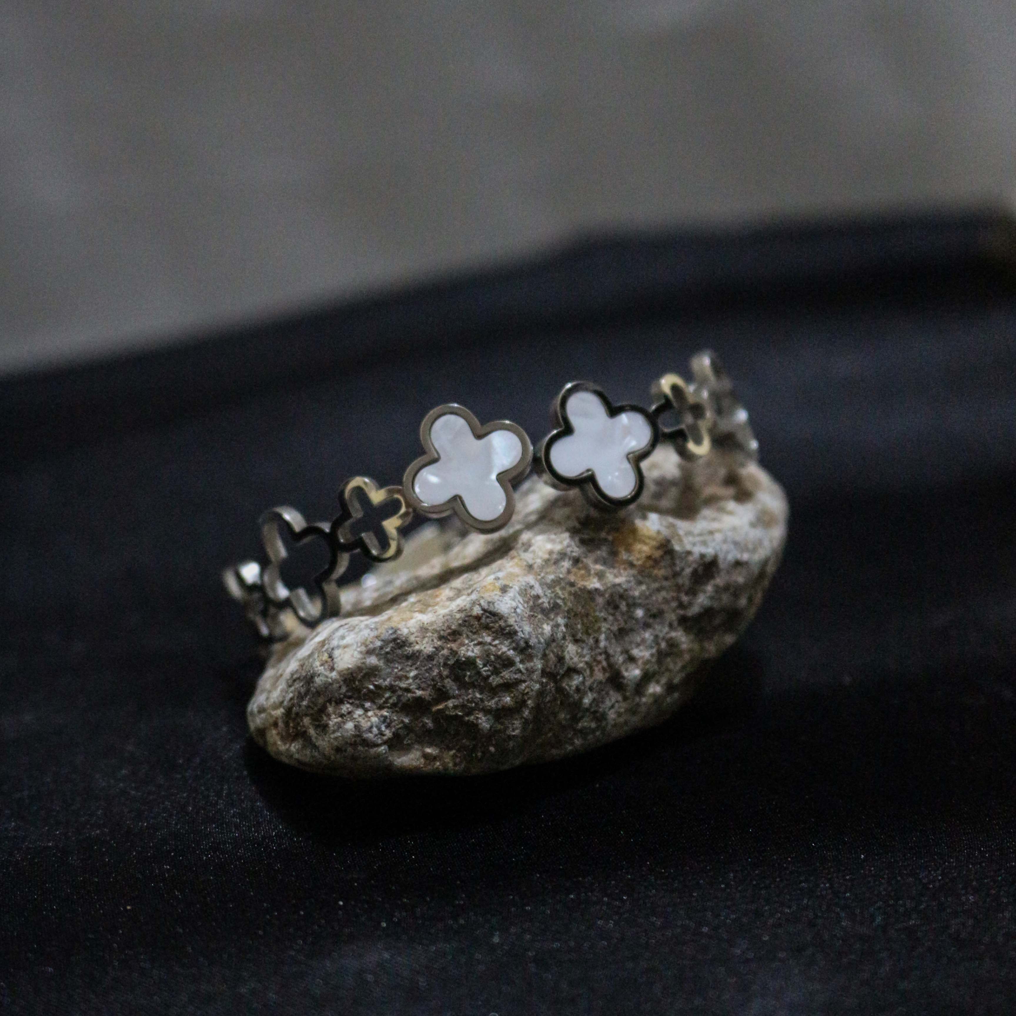 Bracelet with floral designs