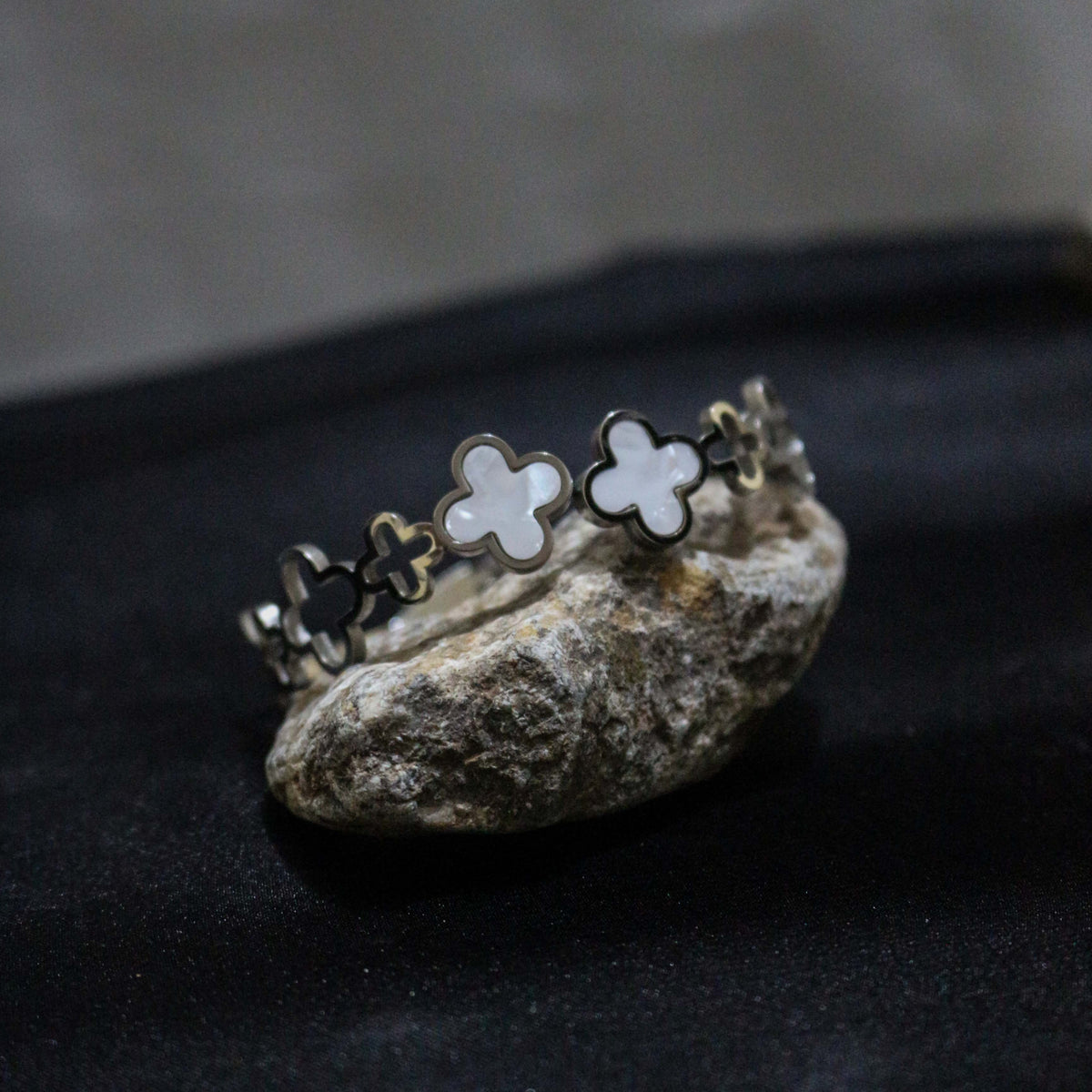 Bracelet with floral designs