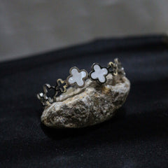 Bracelet with floral designs