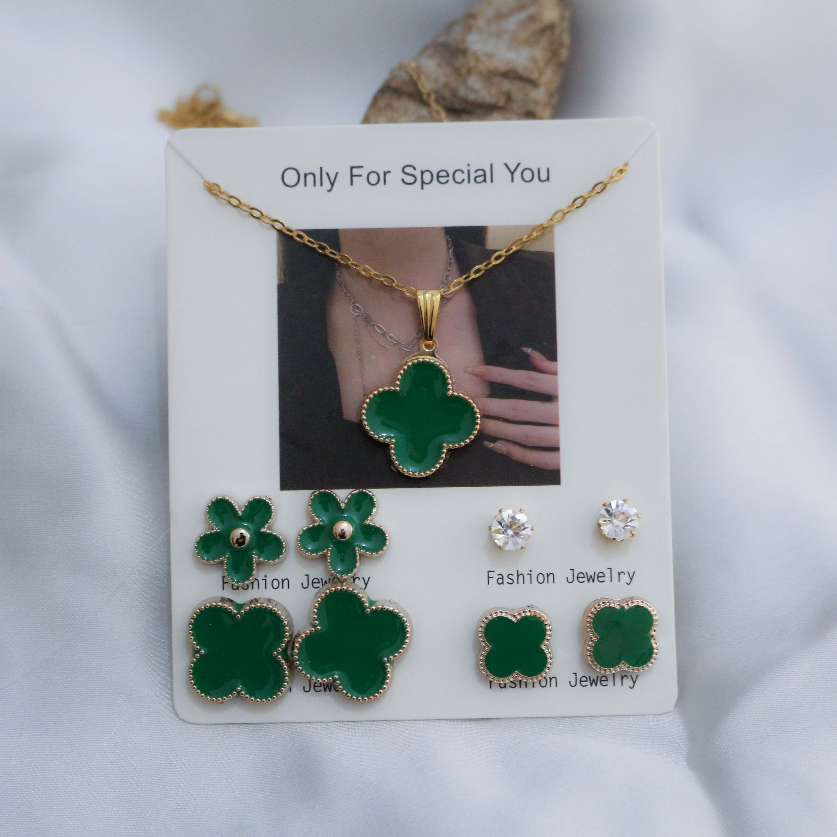 Jewelry set with green clover-shaped earrings